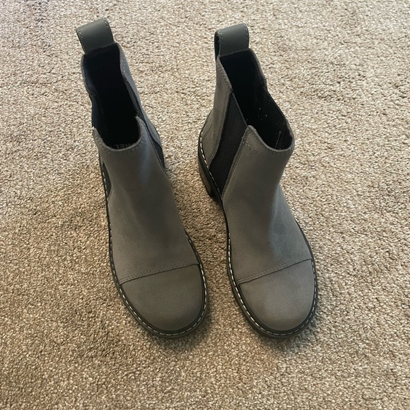 SOREL Gray Suede Chelsea Ankle Boots with Black Elastic. Size 5.5 - Picture 3 of 8